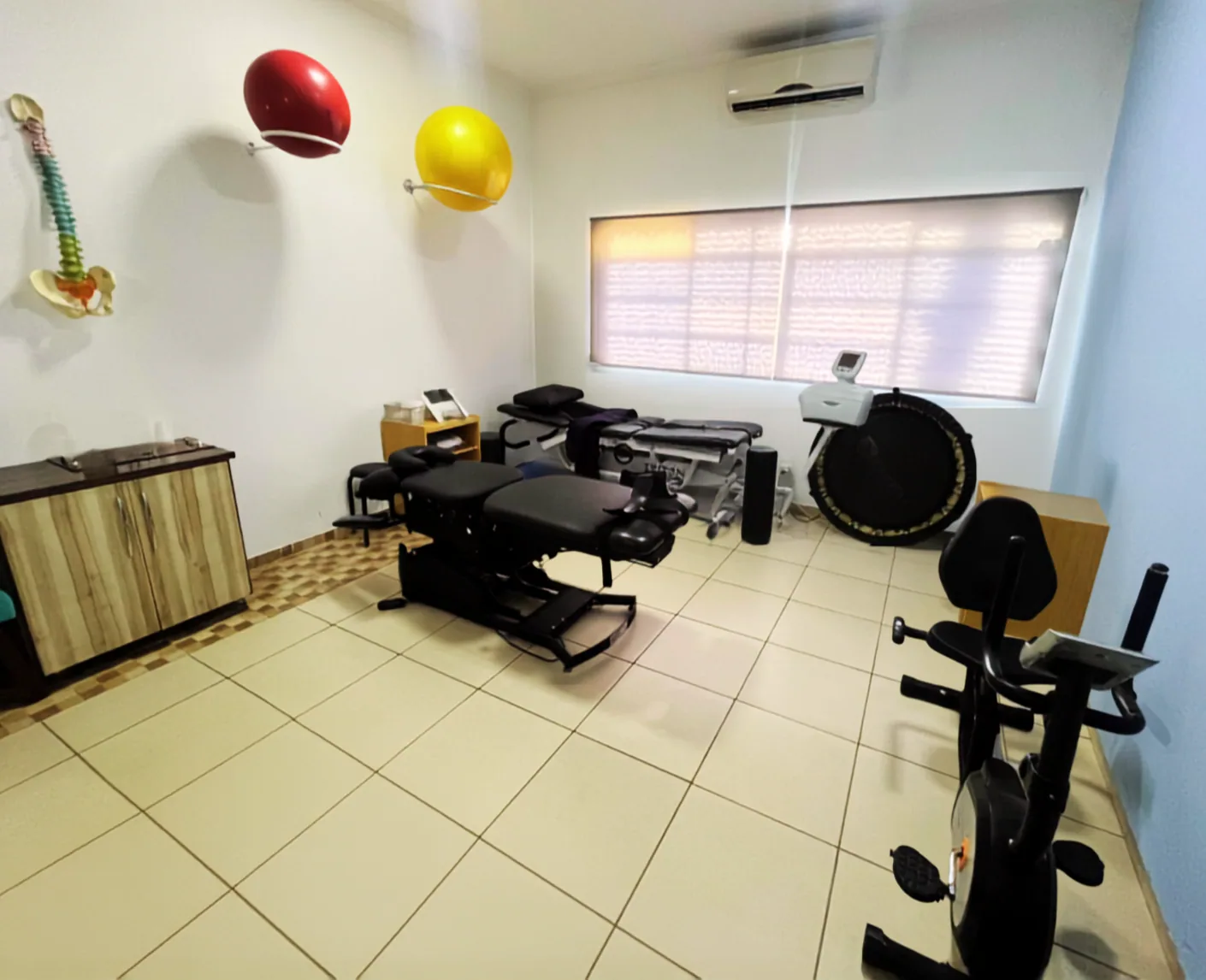 Sala real de atendimento do ITC Vertebral Campo Grande com equipamentos para avaliação