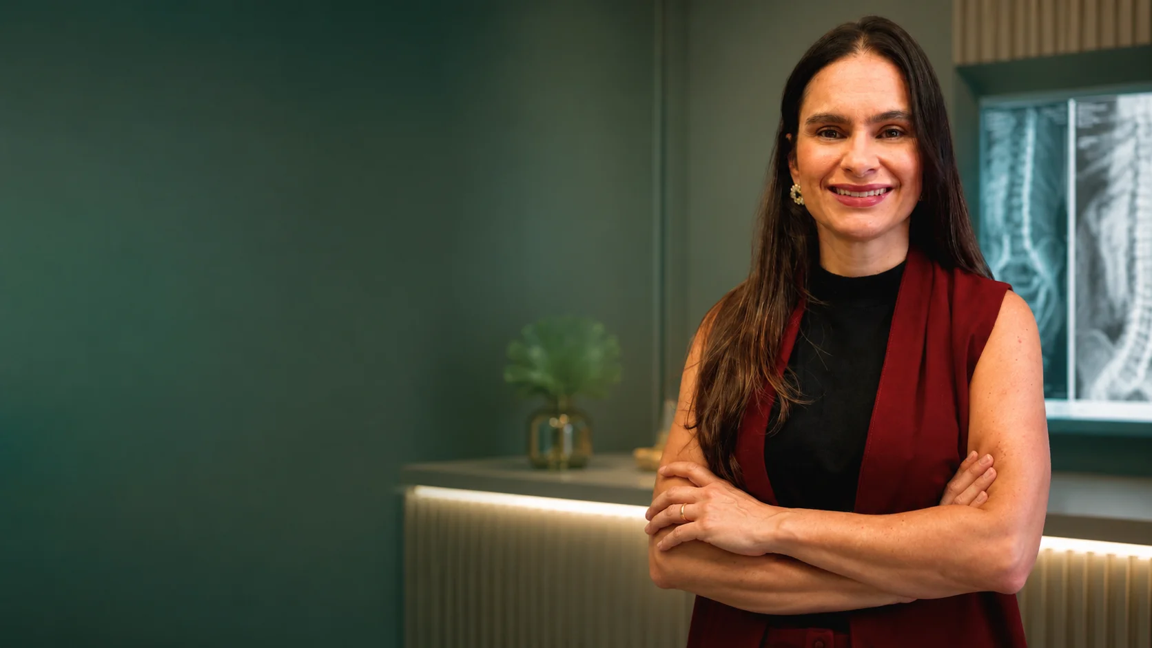 Dra. Lígia Catanante em ambiente do ITC Vertebral Campo Grande
